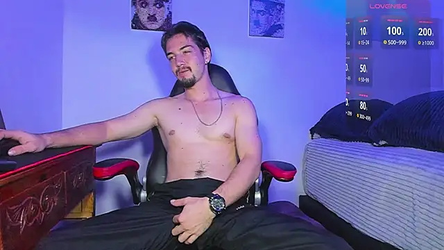 Snapshot of Alex_smith00 chatting on February 6, 2:44 am Alex smith00 online show from February 6, 2:44 am