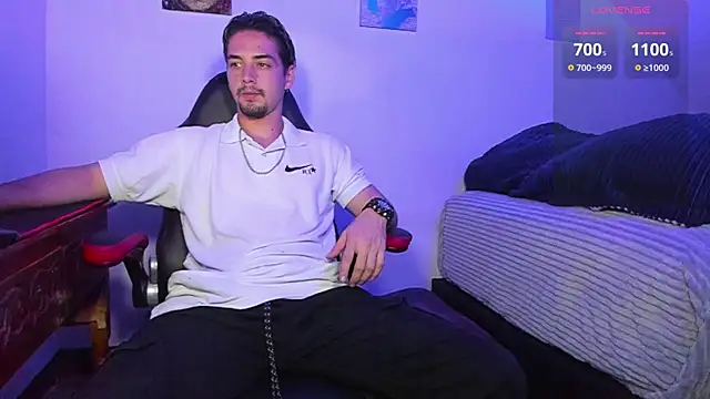 Snapshot of Alex_smith00 chatting on January 19, 11:21 pm Alex smith00 online show from January 19, 11:21 pm