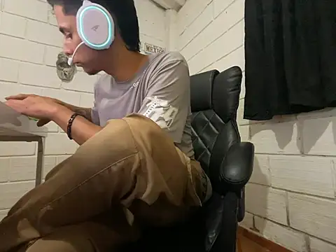 Max TheHorseDick online show from May 27, 1:46 am