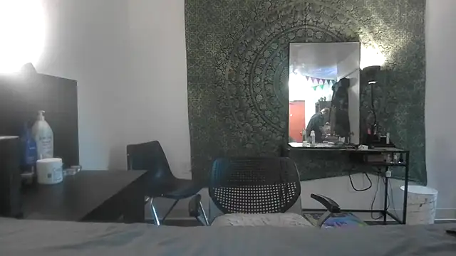 Snapshot of SilasRed chatting on January 17, 12:53 am SilasRed online show from January 17, 12:53 am