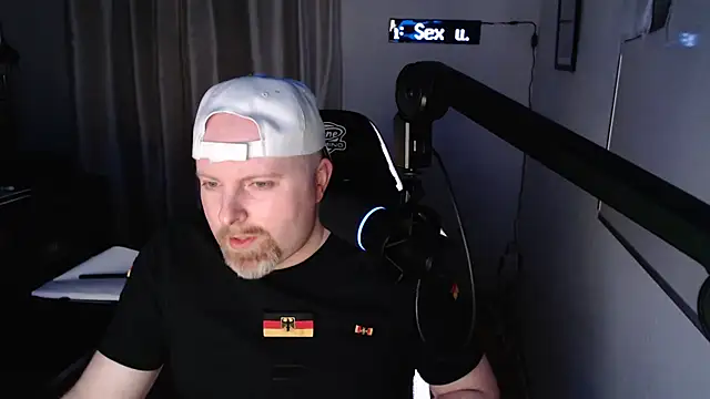 Snapshot of DerPornoPete chatting on February 12, 11:41 pm DerPornoPete online show from February 12, 11:41 pm