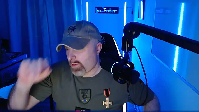 Snapshot of DerPornoPete chatting on September 10, 9:35 pm DerPornoPete online show from September 10, 9:35 pm