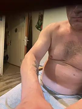 HotandHornyLev82 online show from May 12, 7:28 am