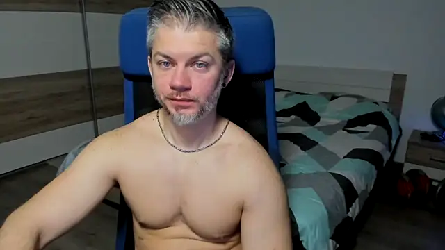 Snapshot of RobbyShawz chatting on January 25, 5:40 am RobbyShawz online show from January 25, 5:40 am