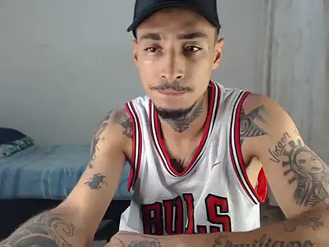 Snapshot of emiliano_hottt chatting on September 29, 9:10 pm emiliano hottt online show from September 29, 9:10 pm