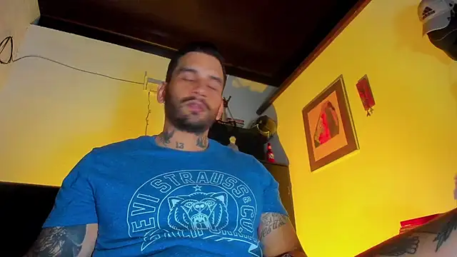 Snapshot of CamiloGray_ chatting on March 21, 1:01 pm CamiloGray online show from March 21, 1:01 pm
