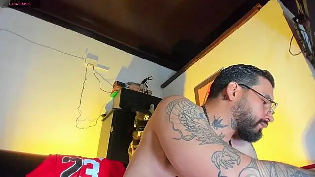 Snapshot of CamiloGray_ chatting on October 5, 2:32 pm CamiloGray online show from October 5, 2:32 pm