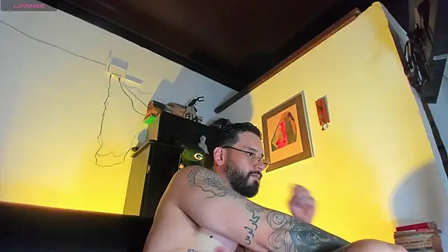Snapshot of CamiloGray_ chatting on October 7, 2:43 pm CamiloGray online show from October 7, 2:43 pm