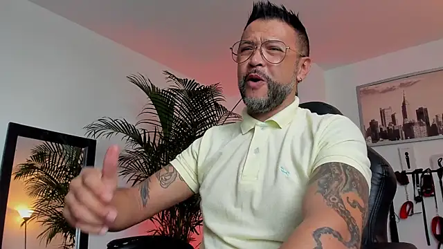 MrFrank tattoo online show from December 9, 6:30 pm