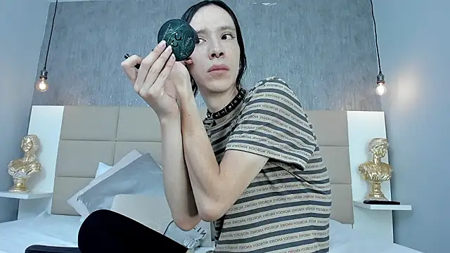 Hecatee 77 online show from March 13, 8:15 pm