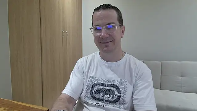 BrettJ81 online show from April 17, 1:25 pm